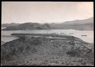 Vista de edificios y muelles en Balboa, Panamá, la entrada del Pacífico al canal de Byron Company